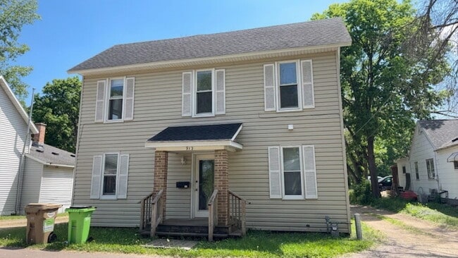 Building Photo - 5 Bed 2 Bath close to UWEC available June 1st! Has a new bathroom!