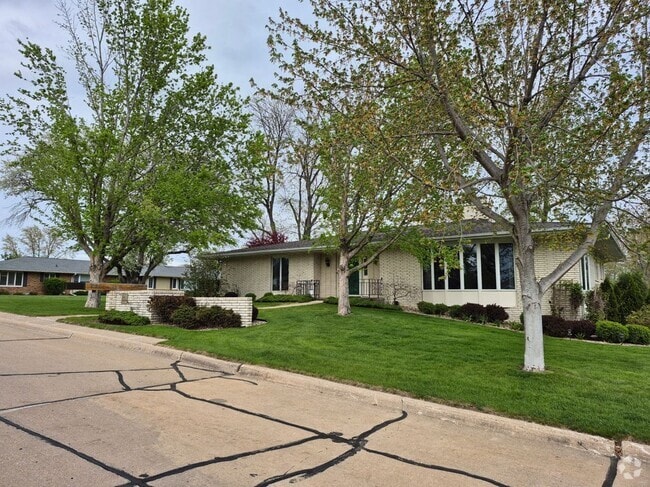 Building Photo - 2011 Foxbourne SE Rental