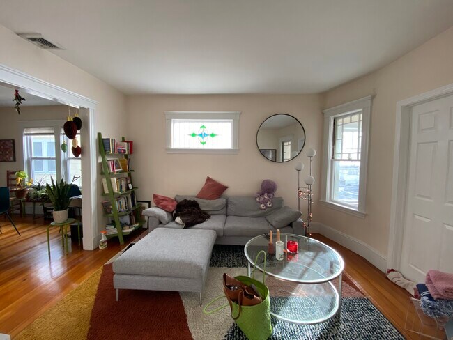 Living room side view - 81 Pearson Rd Unit 81 Pearson Rd