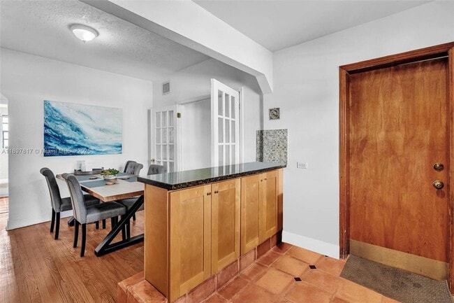 Photo - 836 W 40th St