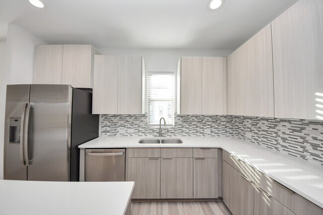 Building Photo - 18716 Centro Main St Unit B