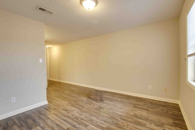 Photo - 403 Rooks St NW