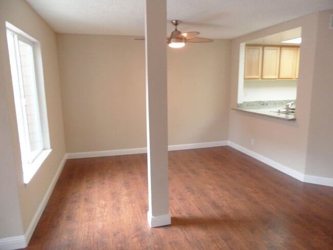 Photo - 3 bed/2 bath Upstairs condo! Hardwood floor, full kitchen, washer/dryer