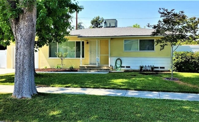 Building Photo - 4765 Sunnyside Dr