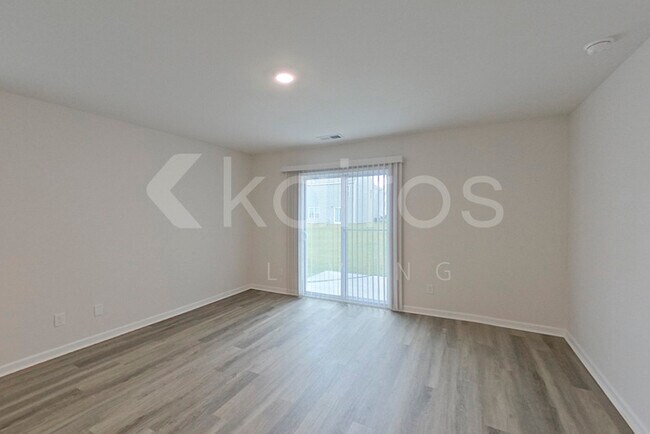 Photo - 107 Overstreet Way