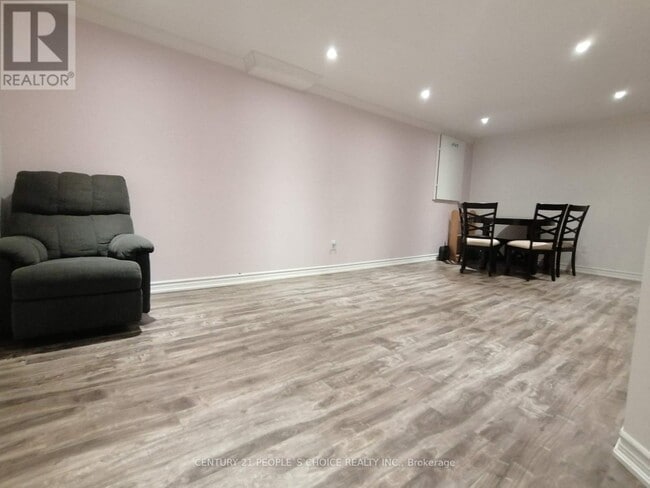 Photo - 115 McMurchy Ave S