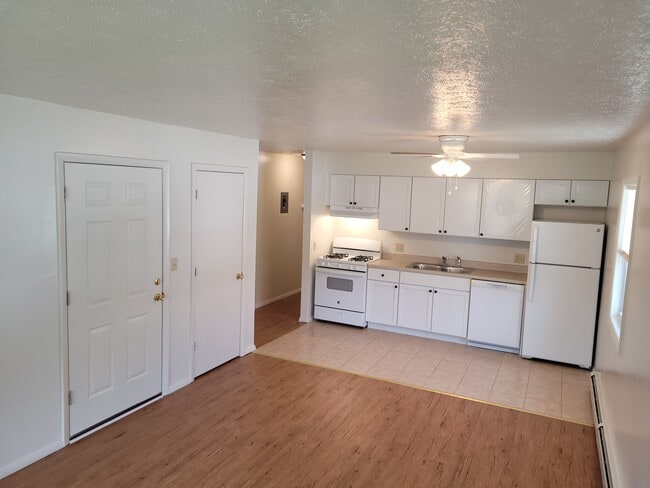 Photo - 901 W Grove St Apartments Unit 2