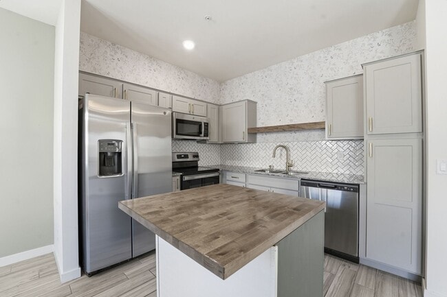 Building Photo - Stylish 2-bedroom, 2.5 bathroom townhouse in a desirable Phoenix location!