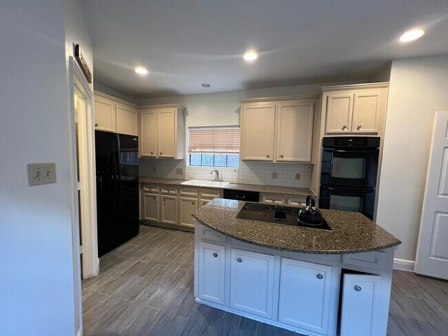 Photo - 6990 Oakwood Park