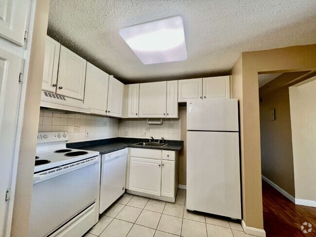 Building Photo - 1 BED/1 BATH TOP FLOOR CONDO Unit 301