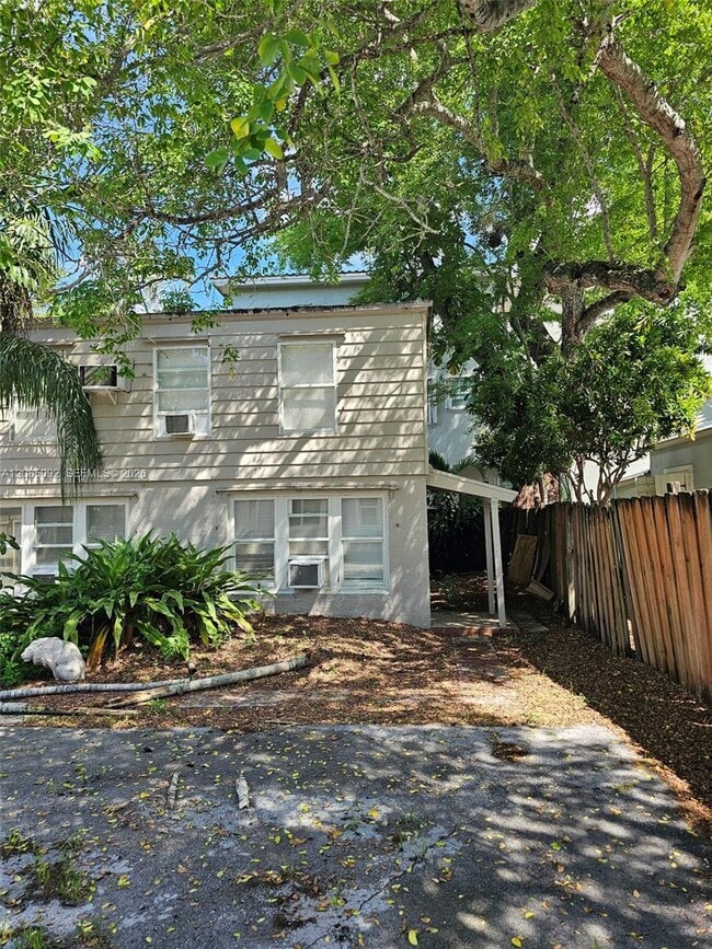 Building Photo - 807 SW 4th St Unit back