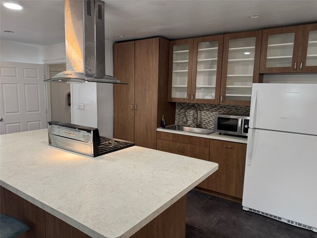 Photo - 8308 Lenore St