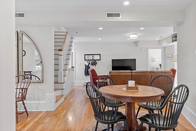 Photo - 2 School St Unidad R2