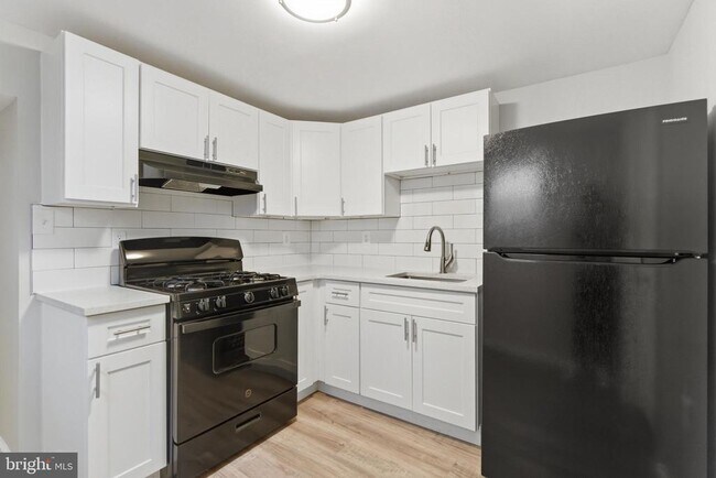 Photo - 2528 Collins St