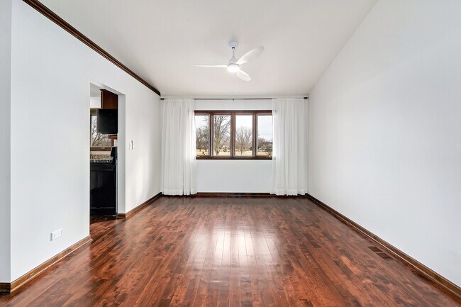 Photo - 887 Braintree Ln