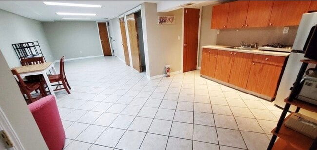 Building Photo - 2138 29th St Unit Studio Apartment