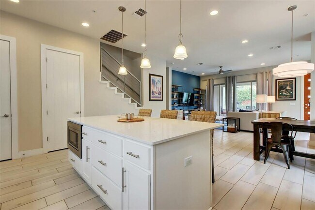 Photo - 2114 Philomena St