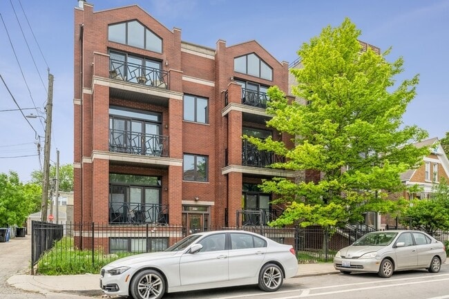 Building Photo - 2215 W Augusta Blvd Unit 2W
