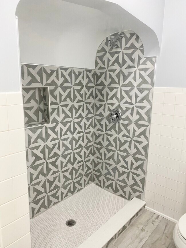 Shower - 22 E Auglaize St Unit 22 E Upstairs Apartment