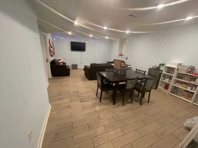 Building Photo - 1527-33 W Seybert St Unit A Rental
