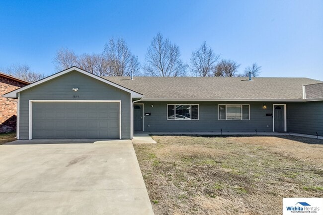 Building Photo - 3 bedroom 2 bath duplex