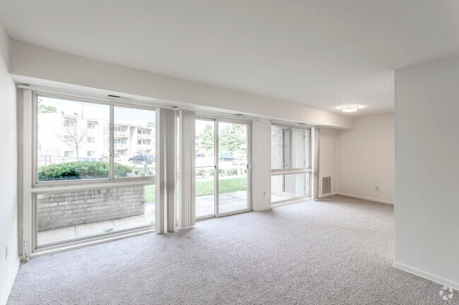 1 BR, 1 BA - 685 SF - Riverside Plaza Apartments
