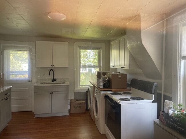 Building Photo - 39 Maple St Unit A