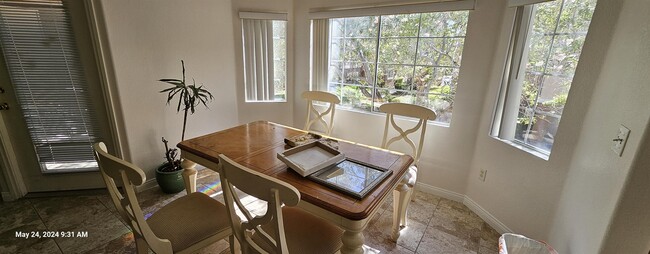 Photo - 830 Carnegie St