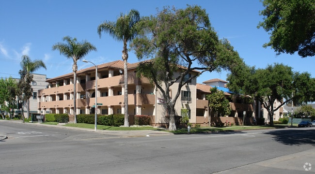 Oak Street Apartments - Oak Street Apartments