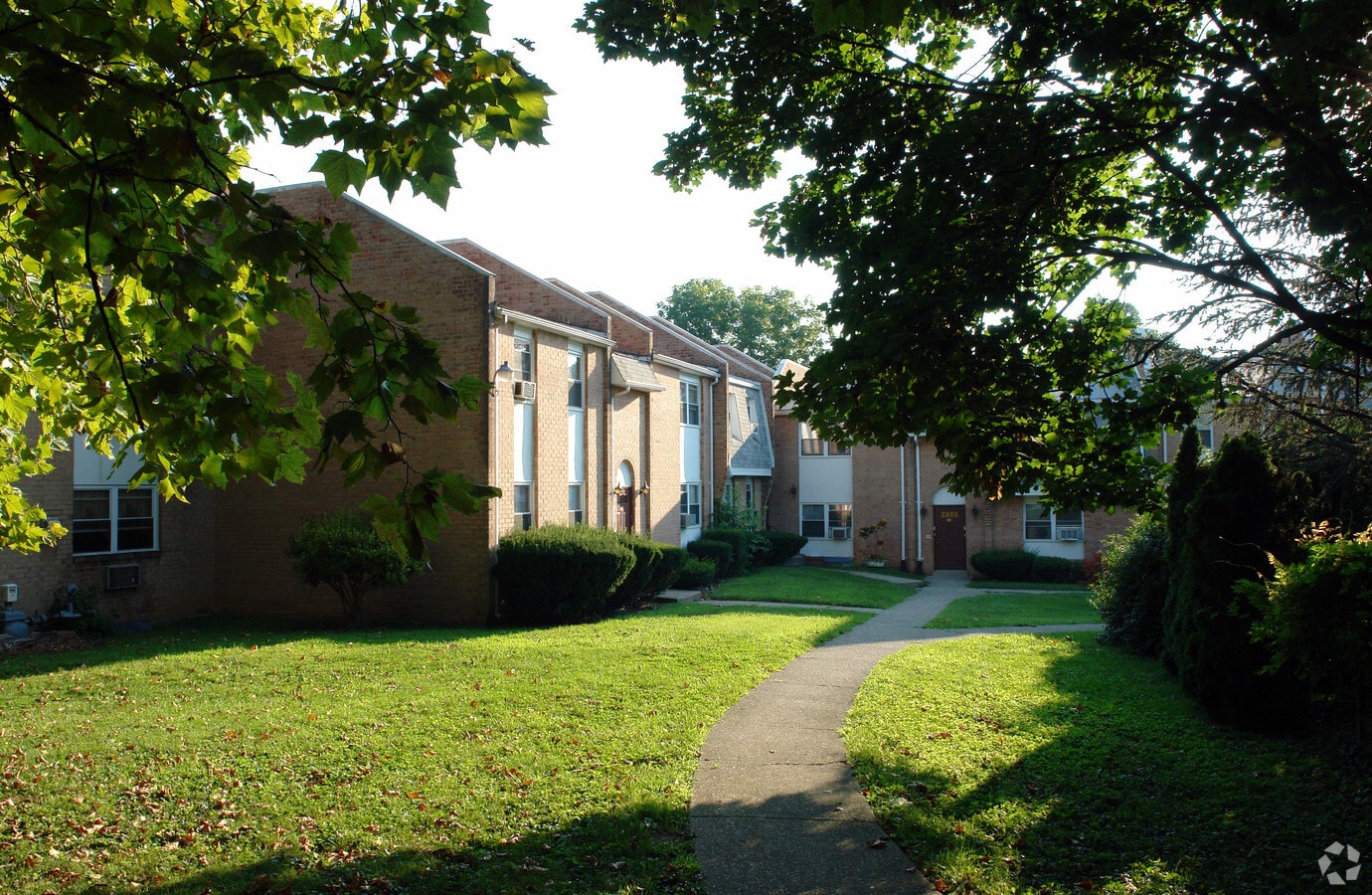 Hamilton East Apartments - Hamilton East Apartments