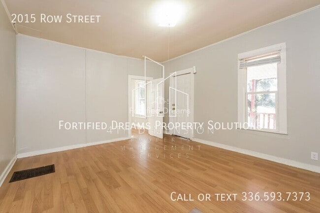Photo - 2015 Row St