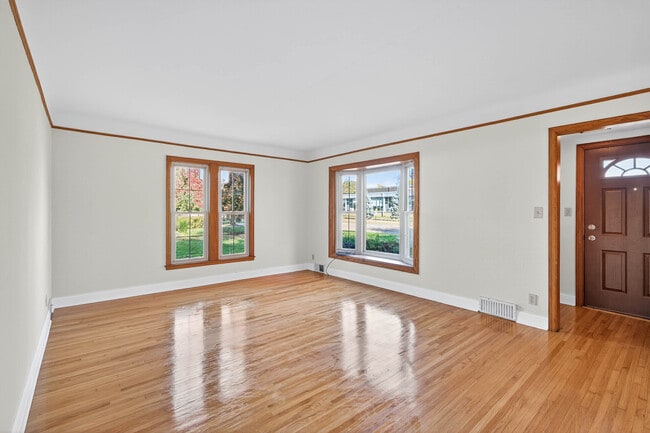 Photo - 1049 Sterling St N