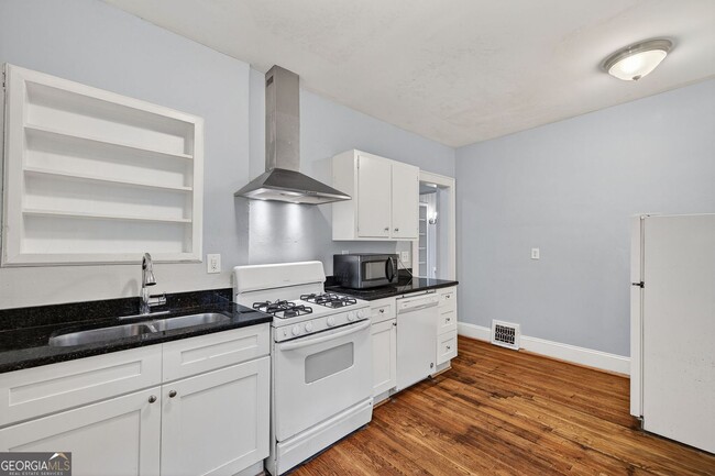 Photo - 444 Burlington Rd NE