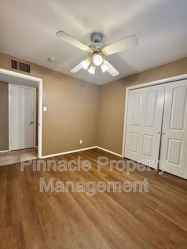 Photo - 247 Robin Hood Trail