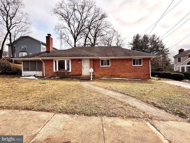 Photo - 2121 Patrick Henry Dr