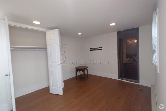 Building Photo - 1 bedroom in ASTORIA NY 11102 Unit 2 Rental