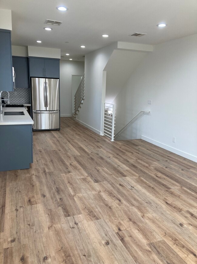 Photo - 648 N Serrano Ave Unidad 648