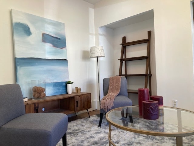 sala de estar de abajo - 2704 Channing Way