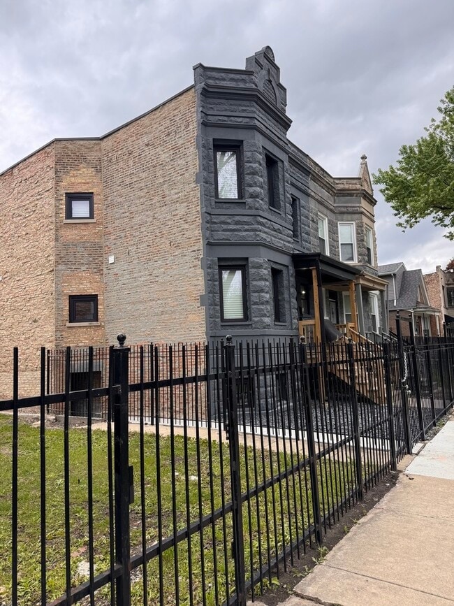 Building Photo - 818 S Karlov Ave