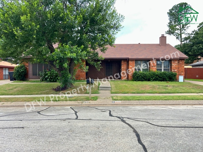 Building Photo - Cute 2 Bedroom, 1 Bath, Half-Duplex Home f...