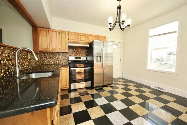 Building Photo - 488 Pleasant St Unit 1