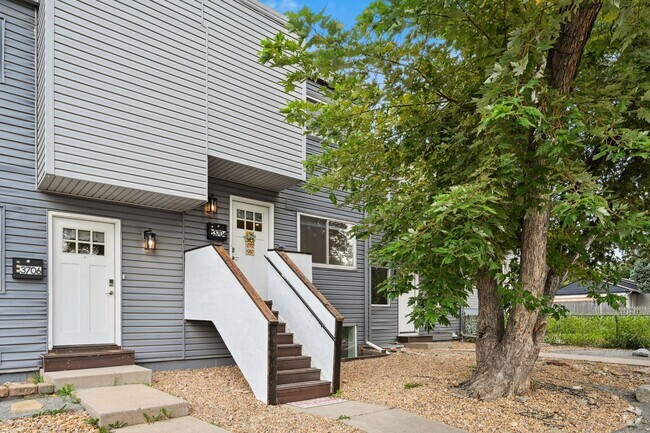 Building Photo - Newly Remodeled Denver Townhome