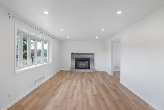 Living Room - 1755 Elderslee Rd