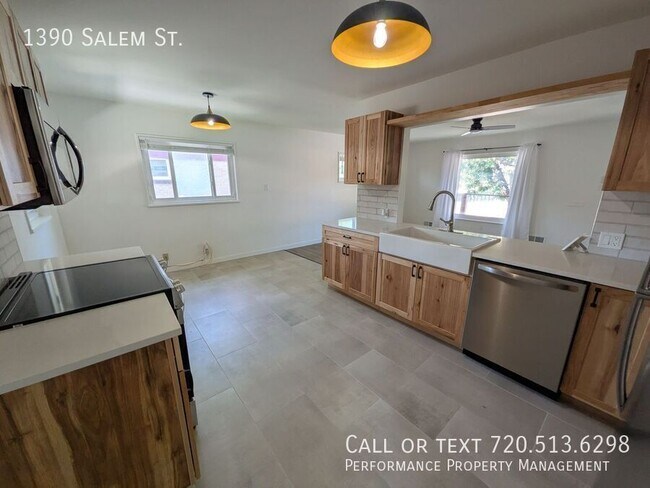 Photo - 1390 Salem St