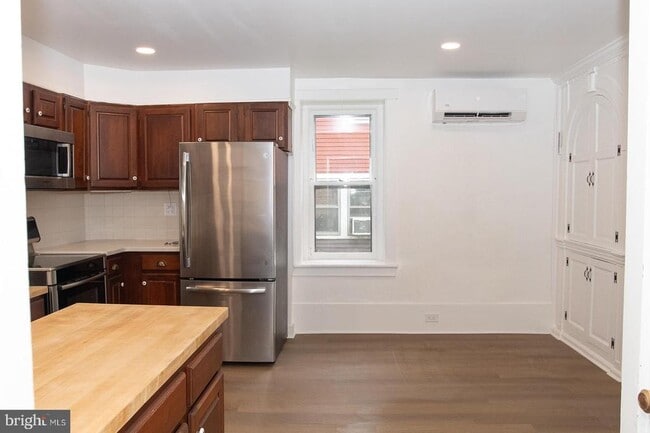 Photo - 2928 Lincoln Hwy E