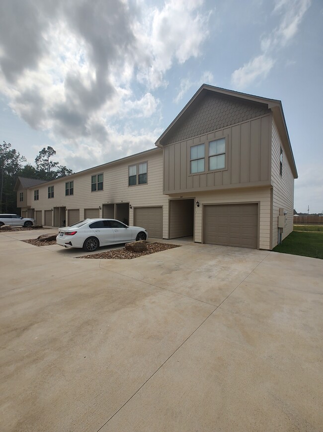 Photo - 5670 Shadowbend Cir N Townhome