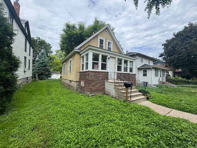 Photo - Charming 4-Bed Oasis in Minneapolis – Spacious 1500 Sq Ft Gem!
