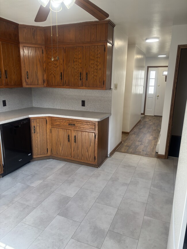 New hard surface floors & dishwasher