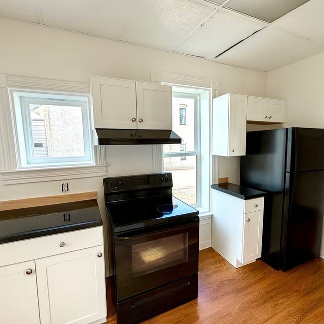 Photo - 4 Bed 1.5 Bath Victorian Style Single Fami...