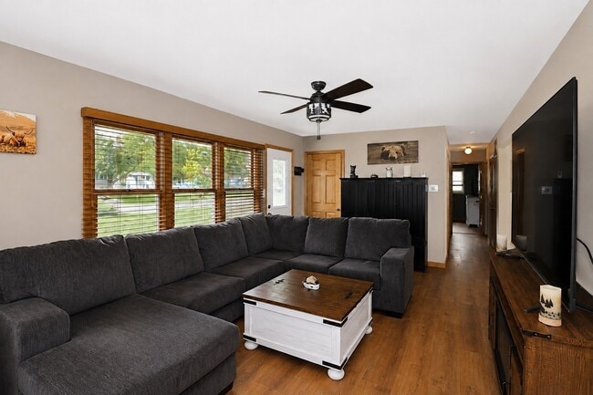 2302 Manor Ln
